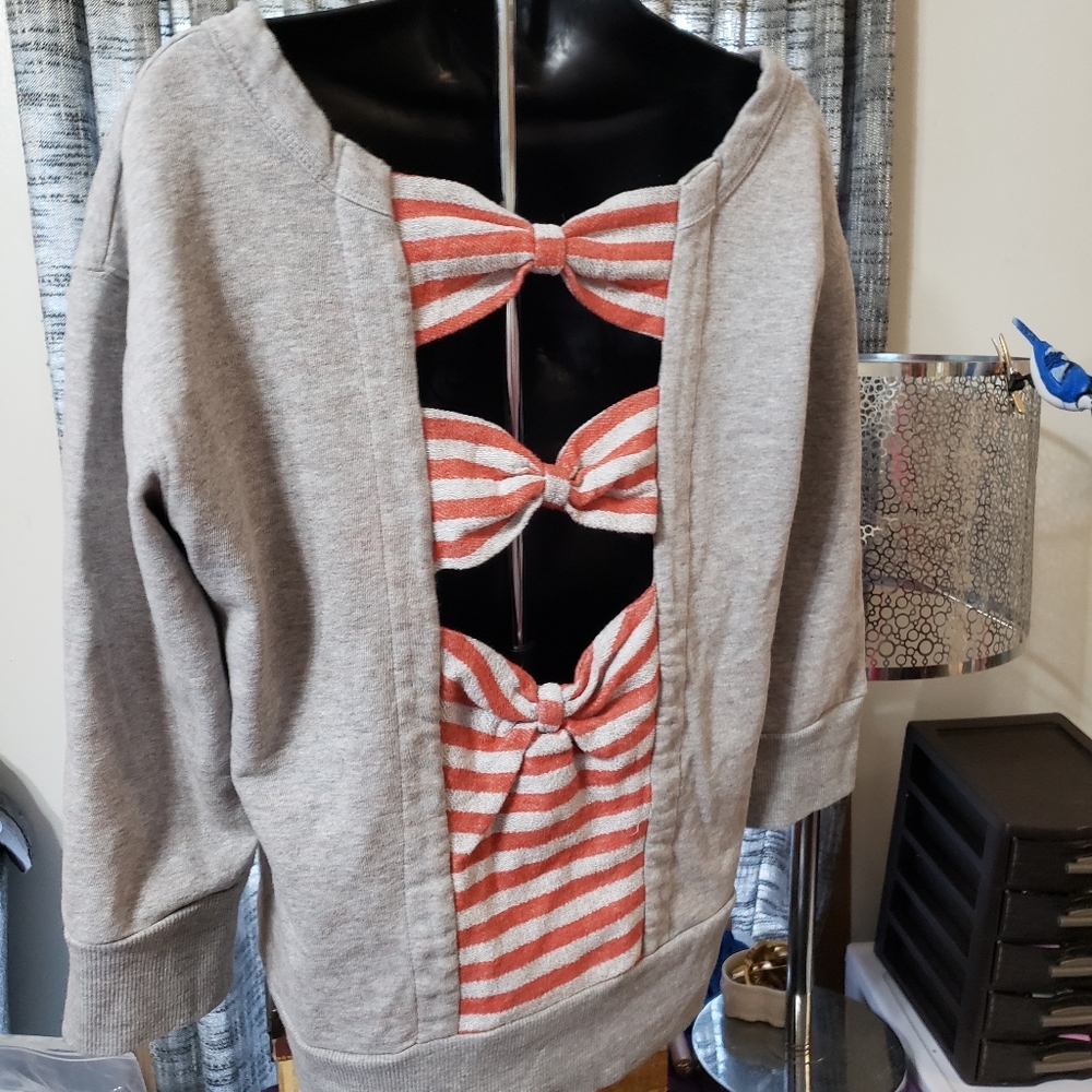 Miss Me sweat shirt with bows in back
